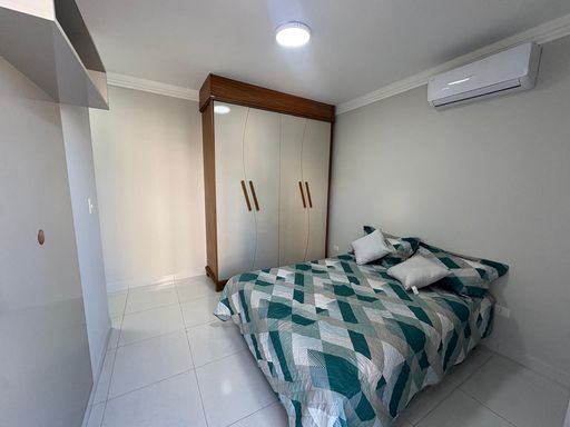 Suíte 1 com armário planejado, ar condicionado e acesso a varanda envidraçada