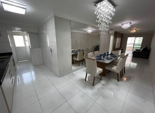 Sala 2 ambientes com parede espelhada, semi integrada a varanda gourmet e a cozinha com armários planejados