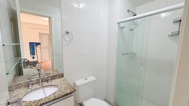 banheiro da suíte clean com box de vidro