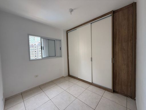 ampla suíte arejada com armário planejado