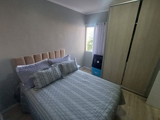 dormitório 2 com armário planejado e bancada home office ou espaço gamer