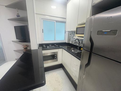 Cozinha com armários planejados ultra moderno e balcão em granito preto