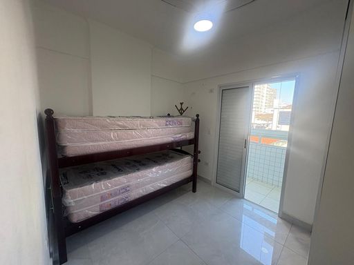 Suíte com armário planejado e acesso a varanda envidraçada