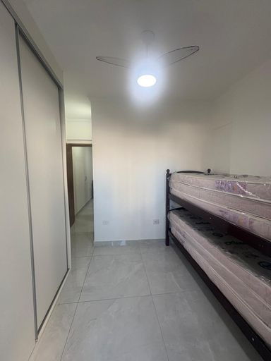 Suíte com armário planejado e acesso a varanda envidraçada