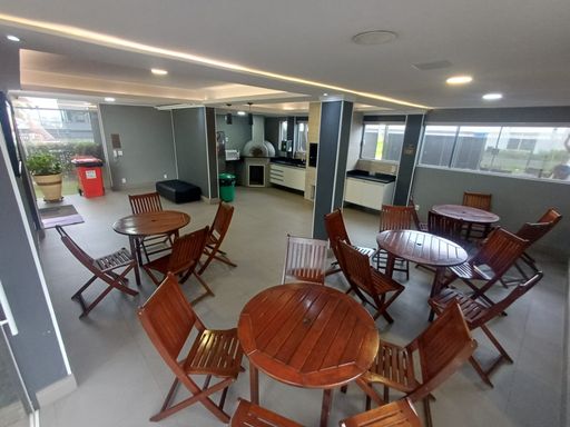 área interna do espaço gourmet envidraçada e privativa ao lado da piscina