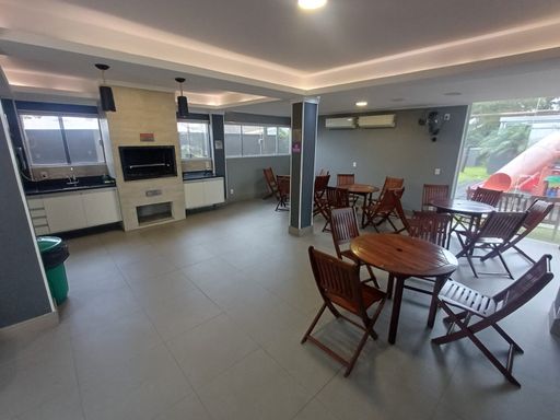 área interna do espaço gourmet envidraçada e privativa ao lado da piscina