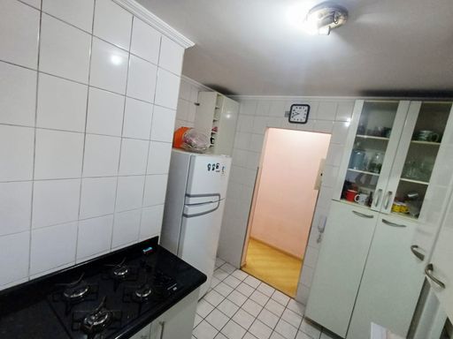 ampla cozinha bem arejada com móveis planejados e cooktop