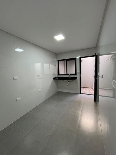 ampla cozinha com acesso a área de serviço externa