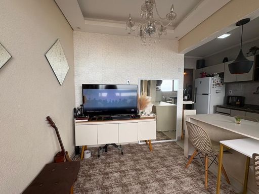 sala semi integrada a cozinha com armários planejados