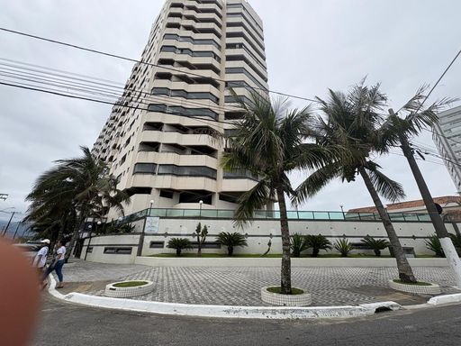 fachada imponente frente mar do Condomínio Jeanete Mariano