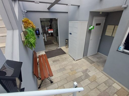 área da portaria com armário digital para entrega de correspondências e encomendas