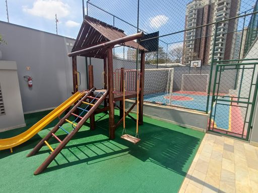 playground e quadra poliesportiva