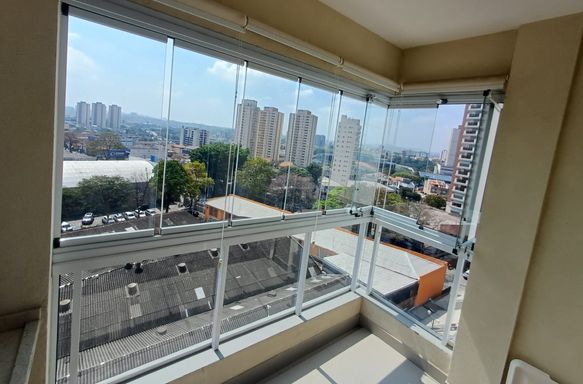 ampla varanda gourmet envidraçada, com churrasqueira a carvão, cortina blackout e vista livre privilegiada