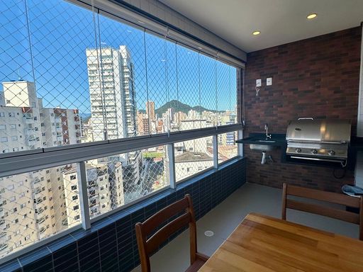 ampla varanda gourmet envidraçada com vista privilegiada, churrasqueira e cortina blackout