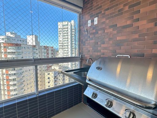 ampla varanda gourmet envidraçada com vista privilegiada, churrasqueira e cortina blackout