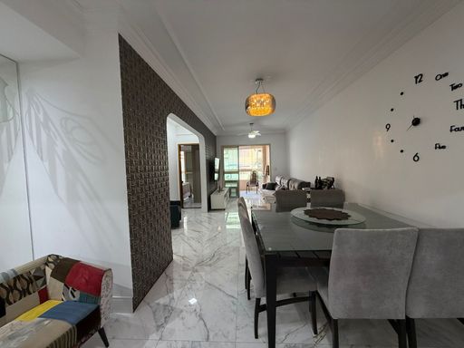 ampla sala 3 ambientes em porcelanato e acesso a varanda gourmet com churrasqueira a carvão