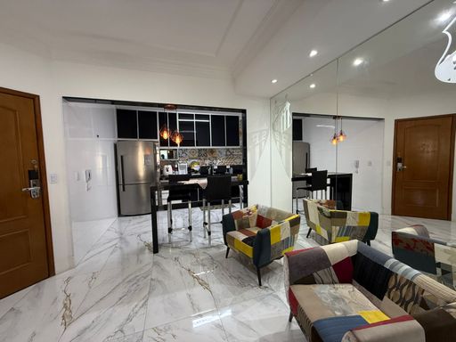 ampla sala 3 ambientes em porcelanato com acesso a entrada principal e a cozinha semi integrada