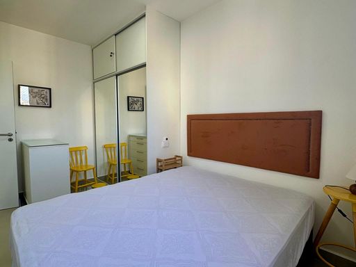 suíte bem arejada e iluminada