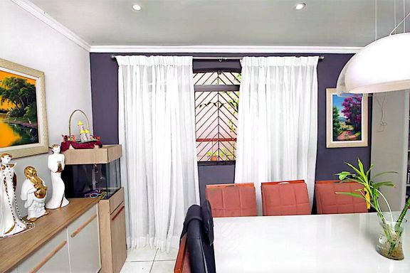 ampla sala de jantar bem arejada