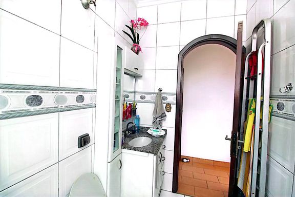 banheiro da suíte bem arejado com box de vidro