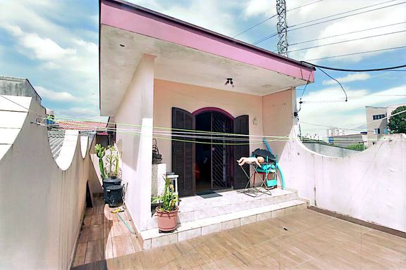 ampla varanda e vista para rua