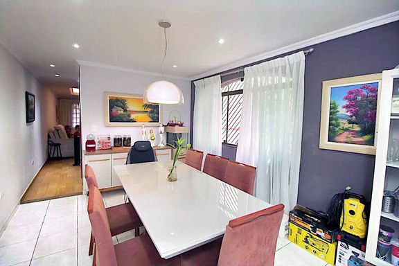 ampla sala de jantar bem arejada