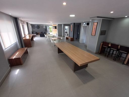 amplo salão de festas em total requinte, semi integrado ao espaço gourmet com churrasqueira a carvão e forno a lenha