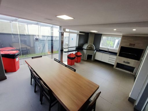 área gourmet do salão de festas com churrasqueira a carvão e forno a lenha