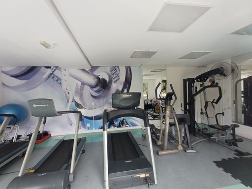 academia bem equipada