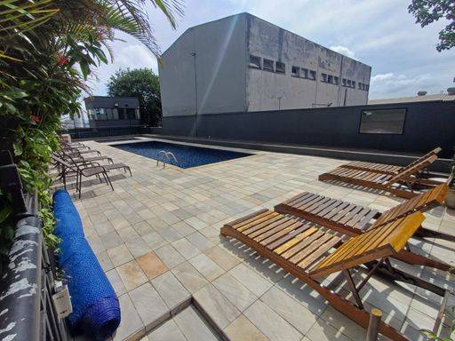 piscina adulto e infantil com deck solarium