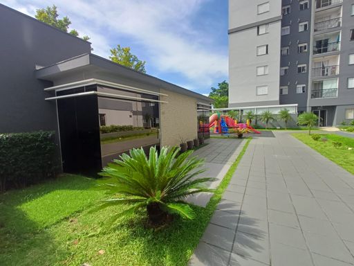 área gourmet envidraçada e privativa ao lado da piscina e do playground