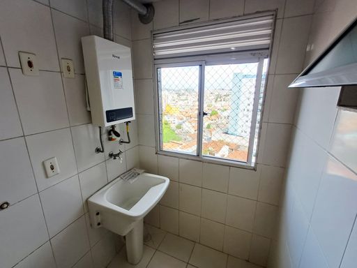 área de serviço bem arejada e iluminada, com aquecedor a gás e vista livre