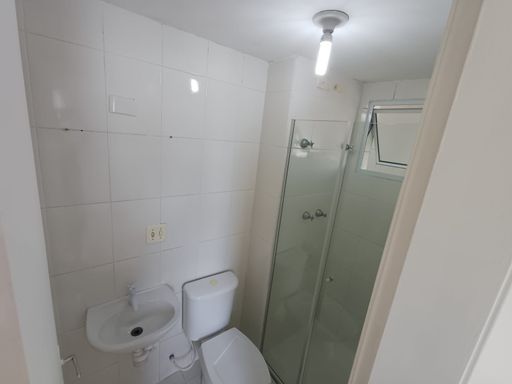 banheiro social bem arejado com box de vidro