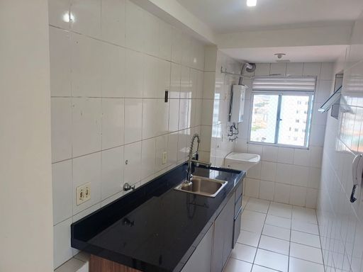 cozinha semi integrada a área de serviço bem arejada e iluminada