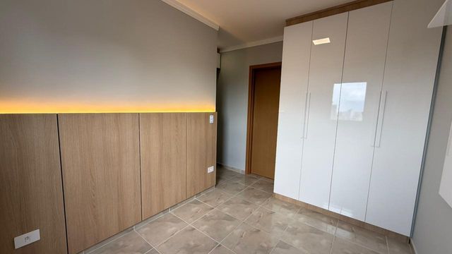 suíte com armários planejados e sistema de iluminação em LED