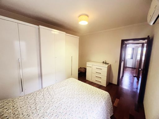 terceiro dormitório com ar condicionado e piso em madeira maciça
