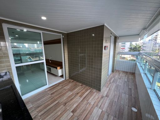 ampla varanda gourmet envidraçada com cortina blackout, acesso a sala 2 ambientes e a suíte