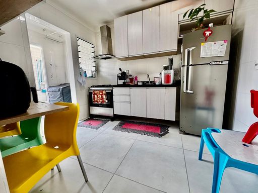 cozinha com armários planejados semi integrada a área de serviço