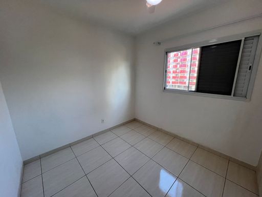 dormitório 3 com móveis planejados e ventilador de teto