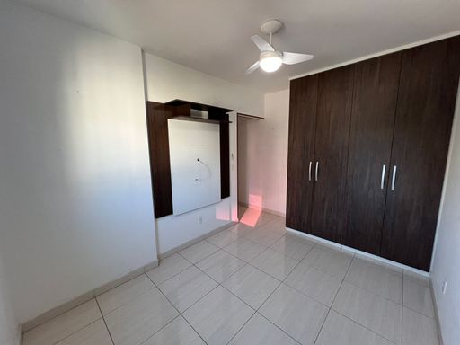 dormitório 2 com móveis planejados e ventilador de teto