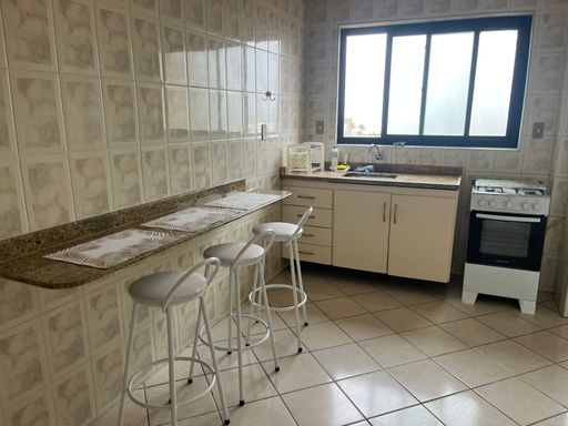 ampla cozinha arejada com iluminação natural