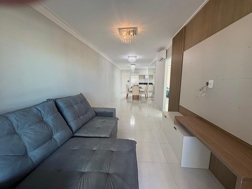 Sala dois ambientes com parede espelhada, acesso a entrada principal, semi integrada a cozinha.