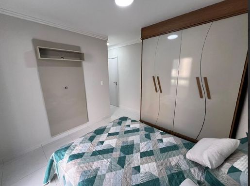 Suíte 1 com armário planejado, ar condicionado e acesso a varanda envidraçada