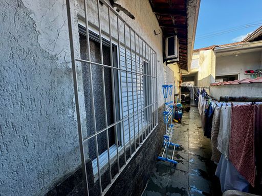 corredor com acesso a entrada principal da garagem