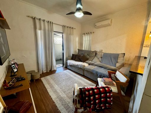sala semi integrada a cozinha padrão americana, ar condicionado e acesso ao quintal