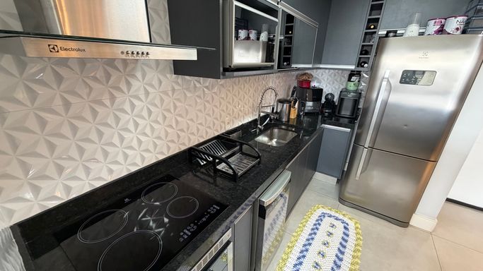 Cozinha ampla e espaçosa , proporcionando praticidade