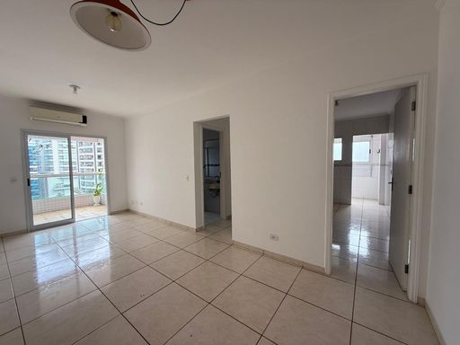 ampla sala 2 ambientes com acesso a varanda, aos dormitórios e a cozinha