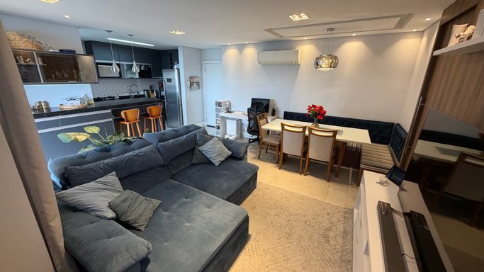 Sala espaçosa e aconchegante