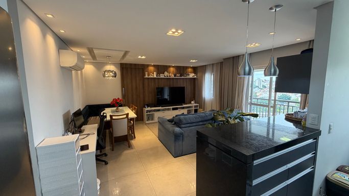 Sala ampla dois ambientes com acesso à varanda e vista livre