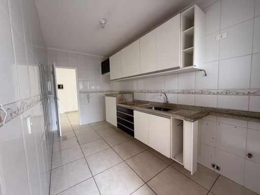 cozinha com armários planejados e acesso a entrada principal